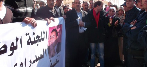 [ 10/01/2012; 23:00; ] 
L’ASDHOM a reçu le communiqué publié aujourd’hui par le Comité National de Libération de Sedraoui et ses camarades. On y apprend que le procès du groupe, qui se tenait aujourd’hui au tribunal de Kenitra, est reporté au 19 janvier prochain et que la demande de libération provisoire introduite par la défense a été refusée.
Le comité [...]