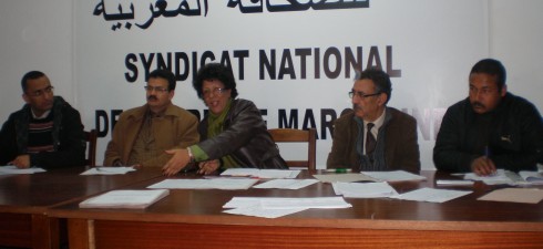 [ 18/01/2012; 22:00; ] 
Le groupe de Driss Sedraoui (22 citoyens arrêtés le 1er janvier 2012 suite aux rassemblements de soutien aux habitants de la commune Amer Saflia, relevant de la province de Kenitra) passera demain, 19 janvier, devant le juge du tribunal de 1ère instance de Kenitra.
Ce groupe a entamé une grève de la faim le 13 janvier [...]